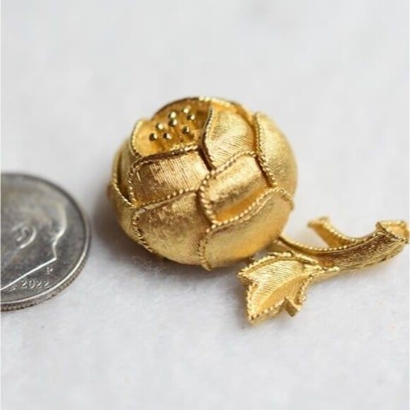 Crown Trifari Vintage Small Rose Flower Brushed Gold Tone 1 1/8 Inch Brooch - Picture 1 of 3